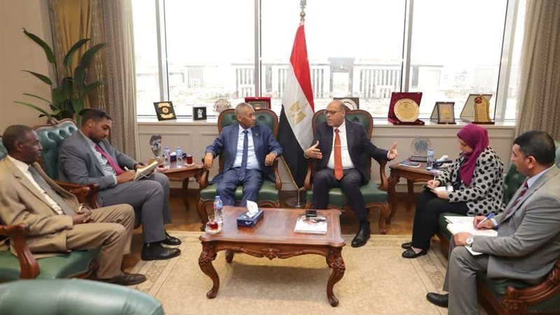 وزير العمل وسفير