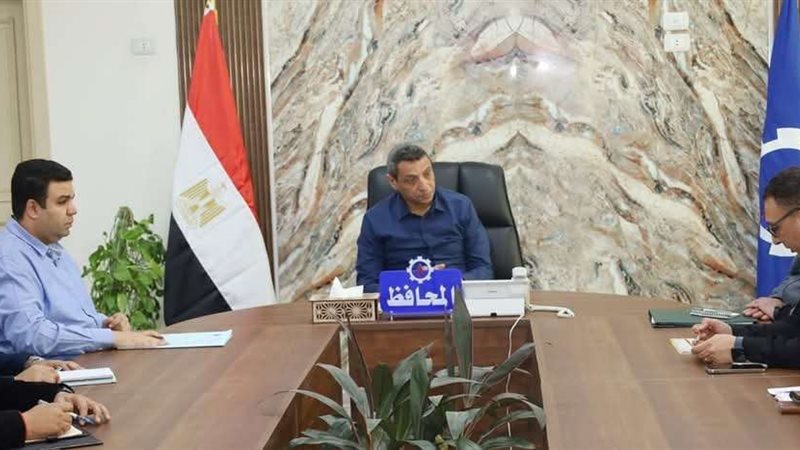 محافظ السويس يناقش