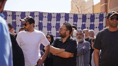 وداع مؤثر للفنان سليمان عيد.. نجوم الفن يشيّعون جثمانه في جنازة مهيبة