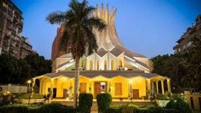 احتفالًا عيد القيامة المجيد.. كاتدرائية جميع القديسين الأسقفية بالزمالك تكتسي بالأنوار