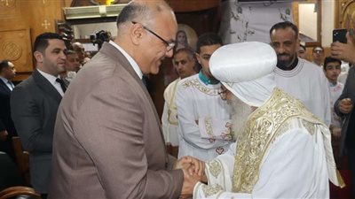 محافظ القليوبية يشارك الأقباط فرحة عيد القيامة