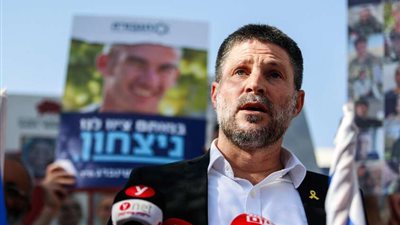 وزير المالية الإسرائيلي: تحرير أسرانا من غزة ليست أولوية.. وعائلات الأسرى: يا للعار!