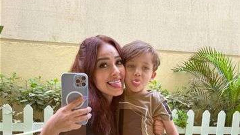 رنا سماحة وطفلها