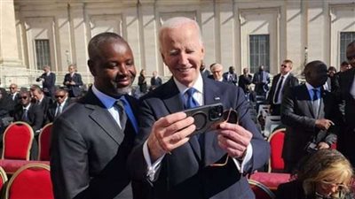 سيلفي بايدن يُثير الجدل في جنازة الوداع للبابا فرانسيس