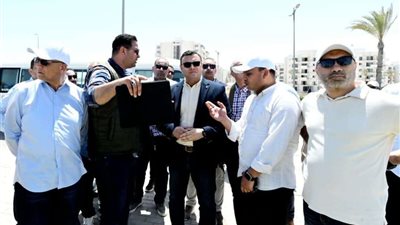 وزير الإسكان يتفقد مشروعات بالعلمين الجديدة ويوجه باستكمال أعمال المسطحات الخضراء
