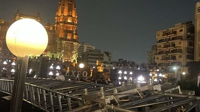 كارثة في حفل تامر حسني.. سقوط هيكل حديدي يسبب إصابات خطيرة بين الجمهور 