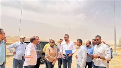 صور ..وزير الإسكان يتابع سير العمل بالمرحلة العاجلة لمشروعات السويس الجديدة