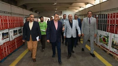 في جولة تفقدية مفاجئة.. وزير الإنتاج الحربي يتابع سير العمل بشركتي قها وبنها