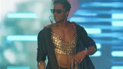 على طريقته.. محمد رمضان يروج لأغنيته الجديدة (فيديو)