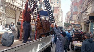 استجابة لشكاوي المواطنين.. حملة مكبرة تزيل الإشغالات من شوارع المنتزه في الإسكندرية