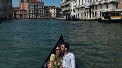 مي الغيطي تشارك جمهورها بصور رومانسية مع زوجها من فينيسيا بعد احتفالهما بزفافهما في القاهرة