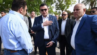وزير الإسكان يتابع مشروعات مدينة العبور