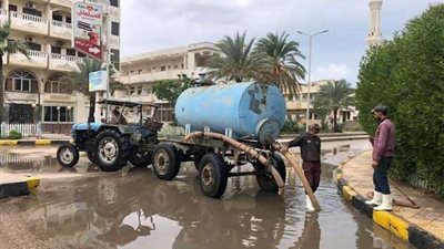محافظ دمياط يوجه بتعظيم الاستعداد لرفع تراكمات مياه الأمطار بشوارع الروضة