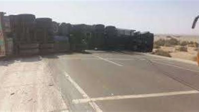 توقف الحركة المرورية بمنطقة سنديون بالقليوبية بسبب انقلاب سيارة نقل ثقيل