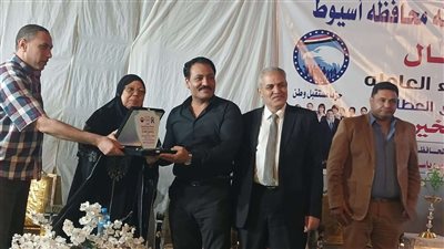 احتفالا بعيد العمال ...حزب مستقبل وطن بأسيوط يكرم المتميزين