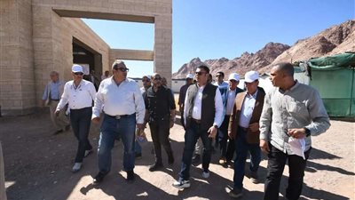 وزير الإسكان يتابع سير العمل بمواقع تطوير مشروع 