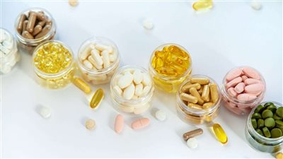 تحذير صحي.. 4 مكملات غذائية قد تُفاقم الإلتهابات المزمنة بدلًا من علاجها