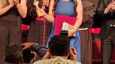 منى زكي تفوز بجائزة أفضل ممثلة عن 