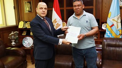 محافظ كفرالشيخ يسلم 14 عقد تقنين جديد وتسهيلات غير مسبوقة فى السداد