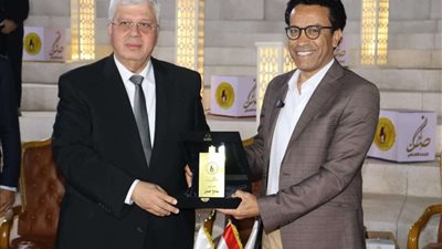 وزير التعليم العالي يكرم الفنان سامح حسين بعد نجاح برنامجه قطايف