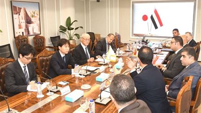 وزير الإسكان يستقبل السفير الياباني لدى القاهرة لتعزيز التعاون بين البلدين