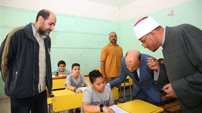 محافظ كفر الشيخ يباشر امتحانات المرحلة الإبتدائية الأزهرية