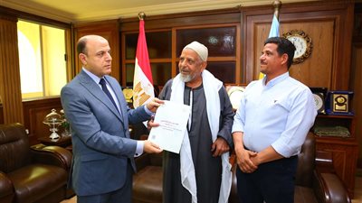 تسليم 1293 عقد تقنين أراضي أملاك الدولة للمواطنين بكفر الشيخ