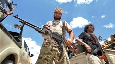 الخارجية المصرية تُحذر المصريين في ليبيا.. وتدعوهم إلى الالتزام بالمنازل