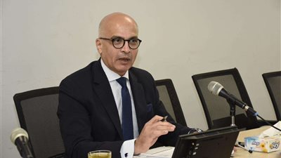 رئيس جامعة عين شمس يناقش تطوير اللوائح الداخلية للكليات