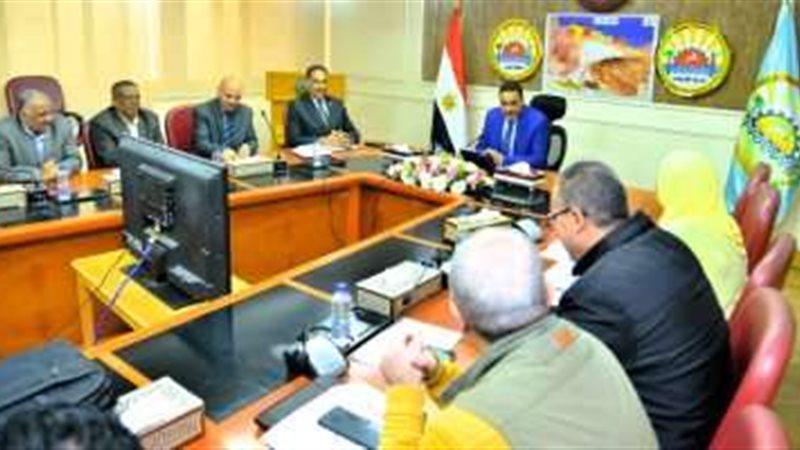 محافظ مطروح يلتقي