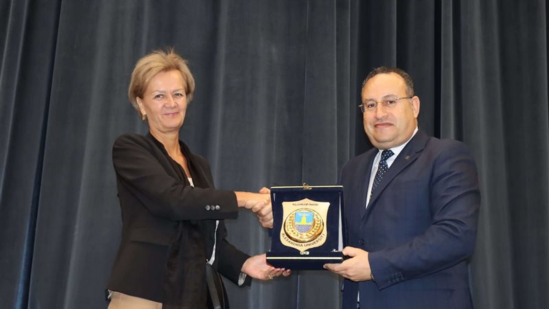 جانب من زيارة سفيرة