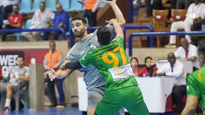 الأهلي يكتسح منتدى درب السلطان المغربي ويصعد لنهائي كأس الكؤوس لكرة اليد