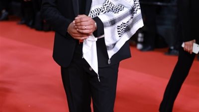 بشال الجزائر- فلسطين.. سفيان يخطف الأضواء بمهرجان كان 2025 