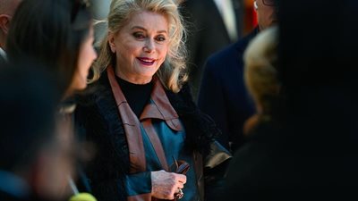 الممثلة الفرنسية كاترين دينوف تنضم لـ900 شخصية سينمائية تدين الإبادة الجماعية