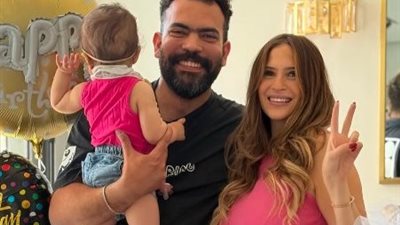 برفقة زوجته وابنته.. خالد عليش يحتفل بعيد ميلاده الـ39