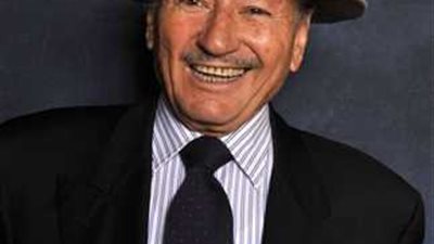 رائد السينما الثورية وصاحب السعفة الذهبية.. وفاة المخرج الجزائري محمد لخضر حمينة