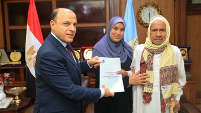 محافظ كفر الشيخ يسلّم 14 عقد تقنين جديد.. تسهيلات غير مسبوقة في السداد