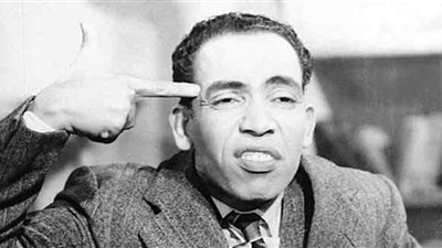 إسماعيل ياسين.. في ذكرى وفاة ملك الكوميديا كيف جسدت الكتب وجهه الحزين؟