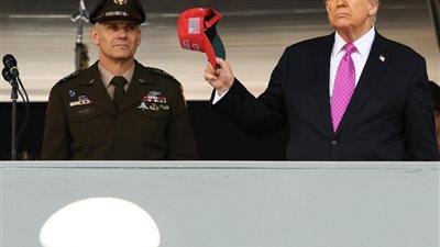 ترامب يتوعد: سنسحق أعداءنا بقوة مدمرة.. ويعلن إعادة بناء الجيش الأمريكي