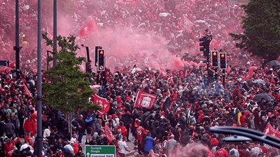 احتفالا بالتتويج بالدوري.. ليفربول يجوب المدينة بحافلة مكشوفة