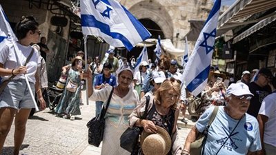 الإسرائيليون يهتفون ضد العرب خلال مسيرة في القدس المحتلة