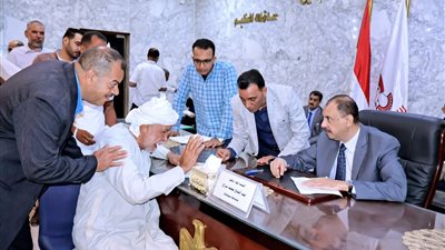 محافظ سوهاج يعقد لقاءً جماهيريًا ويسلم عددًا من الكراسي لذوي الإعاقة