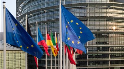 رسميا.. الاتحاد الأوروبي يرفع العقوبات عن سوريا و«رفاق الأسد» تحت المجهر