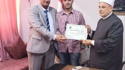 وكيل أوقاف كفر الشيخ يسلم شهادة تخرج لأحد خريجي المركز الثقافي