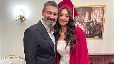 ياسر جلال يهنئ ابنته بعد تخرجها: «فخور بيكي يا دادو»