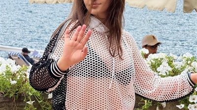 إليسا تثير الجدل بإطلالة جريئة.. والسر في «العيش في حياة حلوة» (صور)