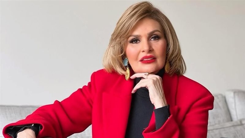 الفنانة يسرا