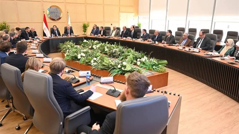 وزير النقل مع الجانب