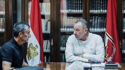 لتحديد الاختصاصات.. الخطيب يجتمع مع الجهاز الفني الجديد للأهلي 