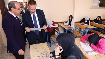 محافظ المنوفية يتفقد بعض لجان امتحانات الشهادة الإعدادية (صور)